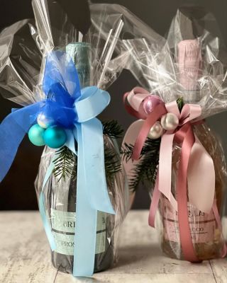 🎄✨ Vánoce se blíží, ale dobrá zpráva – vaše dárky s vínem stále stíháme vyrobit i doručit včas pod stromeček! 🎁🍷 Nečekejte...